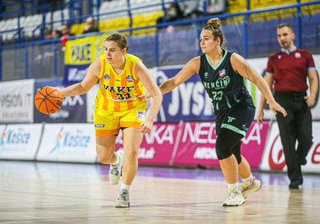 YOUNG ANGELS Košice vs. BK AS Trenčín, Nela Čatlošová (33) vs. Soňa Mamráková (23) (Foto: Jäzva)