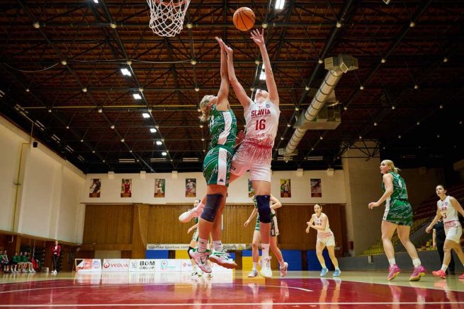 Slávia ŠKP Banská Bystrica vs. ŠBK Šamorín, Nina Janštová (16) (Foto: Ivan Golembiovský)