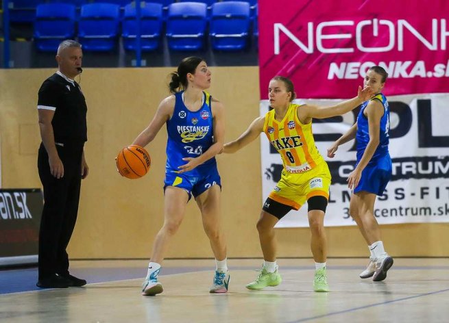 YOUNG ANGELS Košice vs. Piešťanské Čajky, Ľudmila Fleischerová (8) vs. Evita Herminjard (24) (Foto: Jäzva)