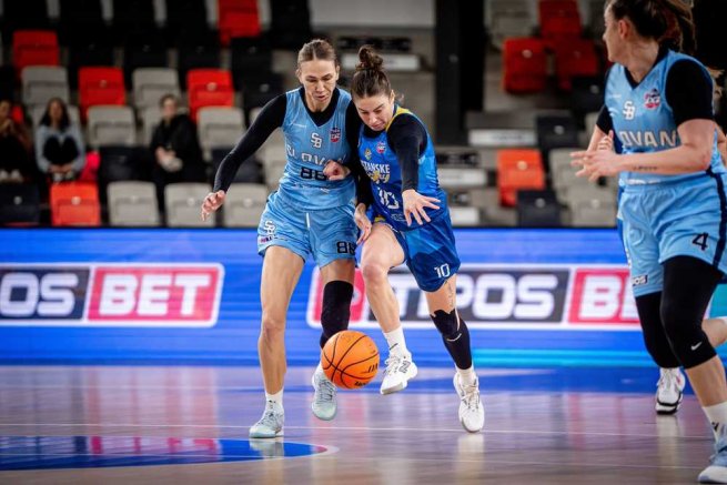 BC Slovan Bratislava vs. Piešťanské Čajky, Lucia Hadačová (88) vs. Alexandra Buknová (10) (Foto: BC Slovan Bratislava)