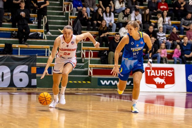 MBK Ružomberok vs. Piešťanské Čajky, Oľga Jackovec (23) vs. Alica Moravčíková (16) (Foto: MBK Ružombberok)