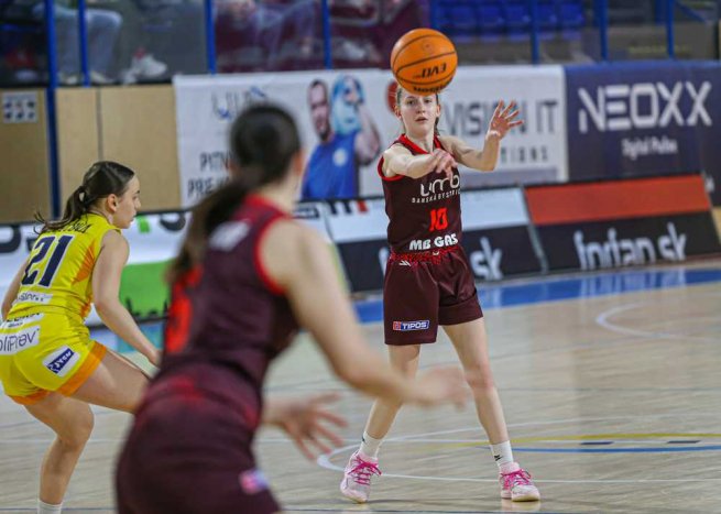 YOUNG ANGELS Košice vs. BK ŠK UMB Banská Bystrica, Martina Maliarová (10) (Foto: Jäzva)