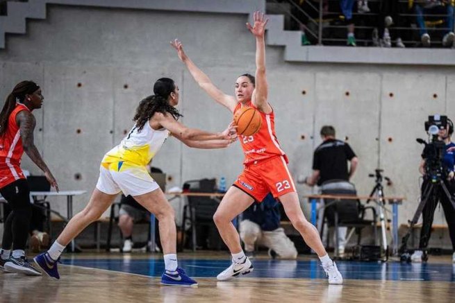 Piešťanské Čajky vs. MBK Ružomberok, India Farcy (1) vs. Oľga Jackovec (23) (Foto: Piešťanské Čajky)